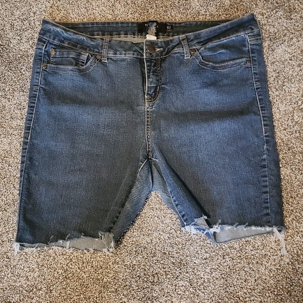 Torrid Women's Stretch Denim Mid Rise Raw Hem Cutoff Style Jean Shorts, Size 18R
